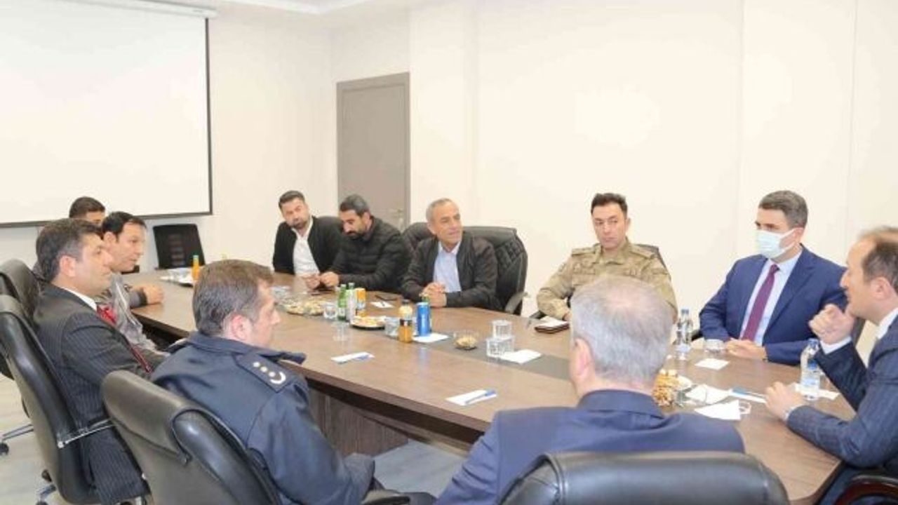 Vali Pehlivan, Cizre’de mahalle muhtarlarıyla bir araya geldi