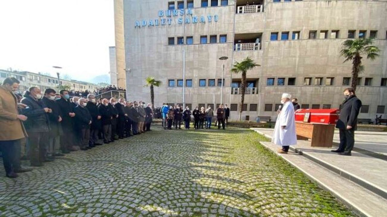 Bursa’da parkta ölü bulunan kadın hakim için Bursa Adliyesinde tören düzenlendi