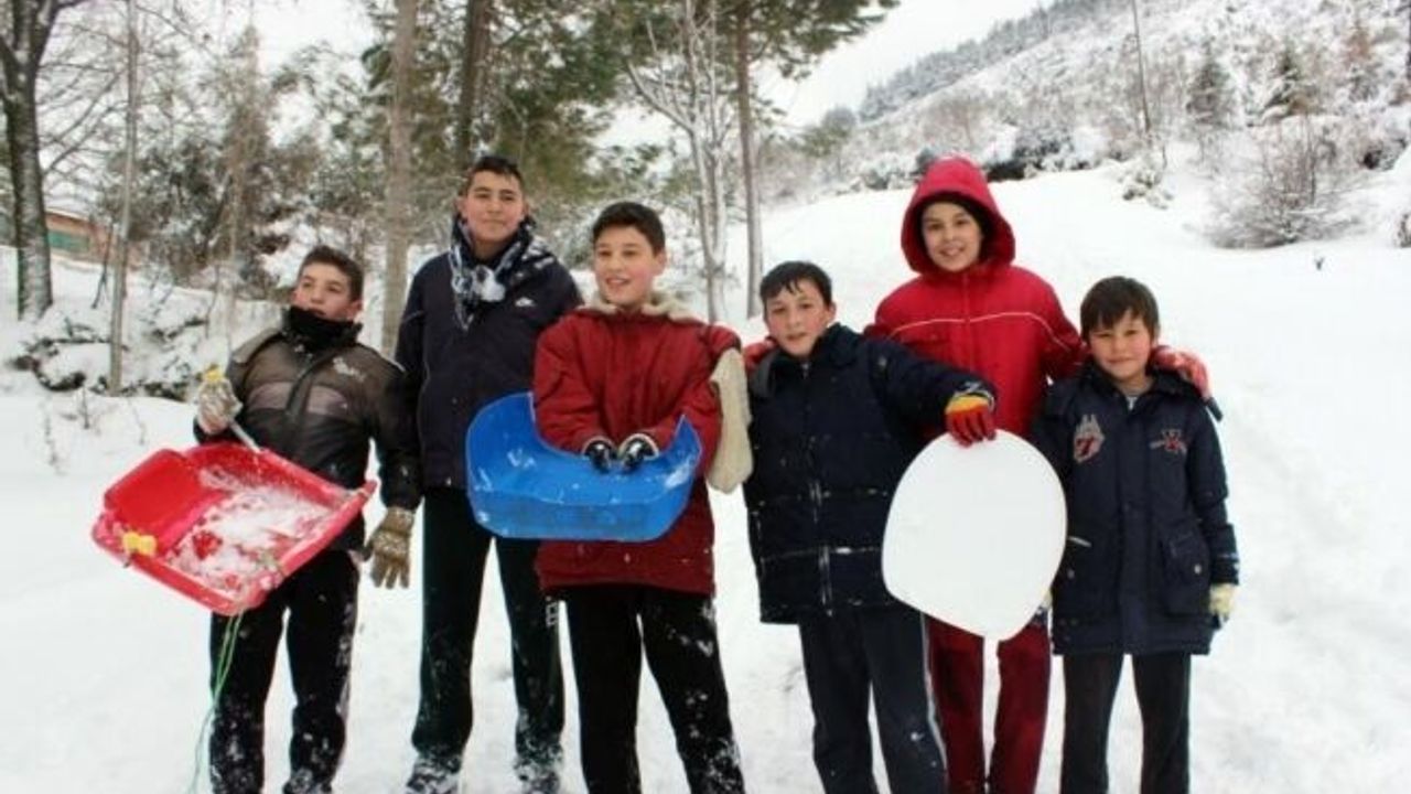 Denizli’de okullar kar yağışı nedeniyle bir gün tatil edildi