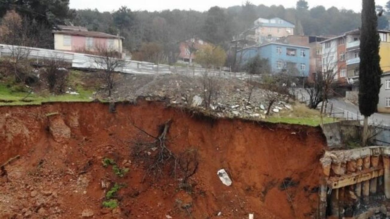 Kartal’da şiddetli yağış inşaatta toprak kaymasına neden oldu