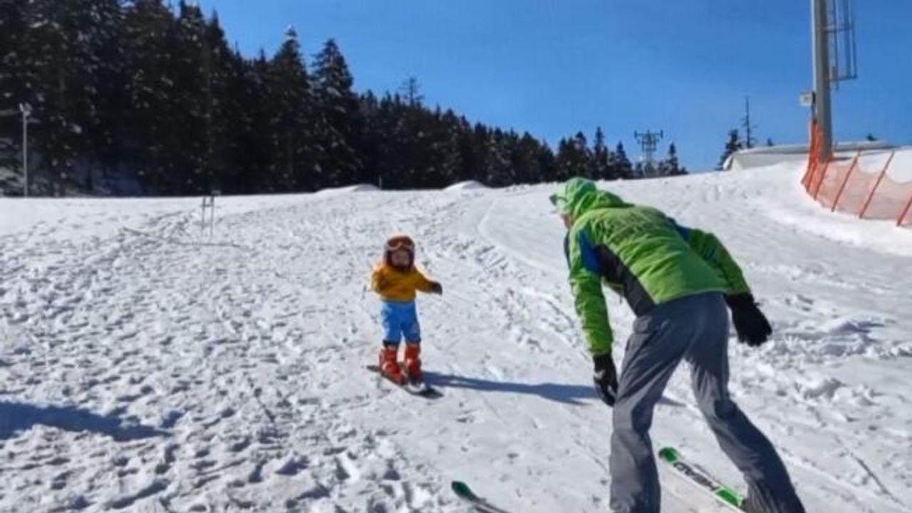 Artvinli 14 aylık bebeğin kayak keyfi görenleri şaşkına çeviriyor