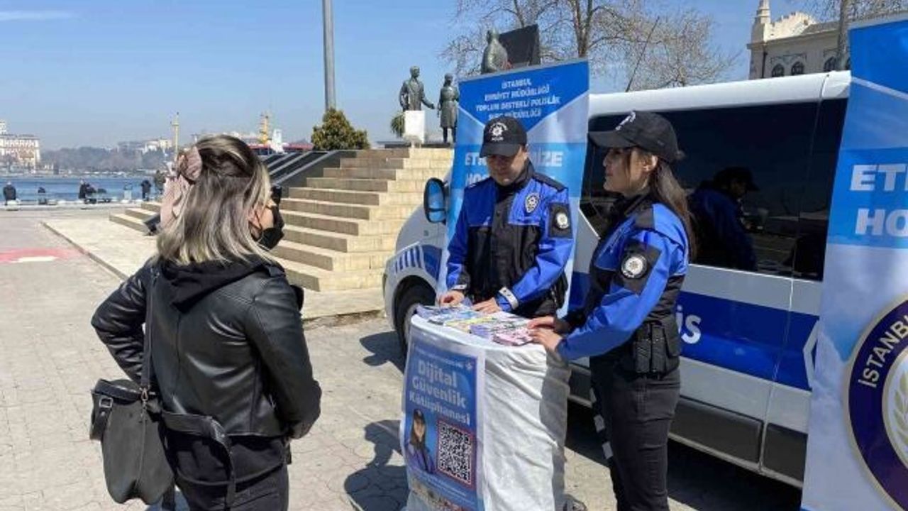Kadıköy’de polisler, KADES, UYUMA ve HAYDİ mobil uygulamalarını vatandaşlara tanıttı
