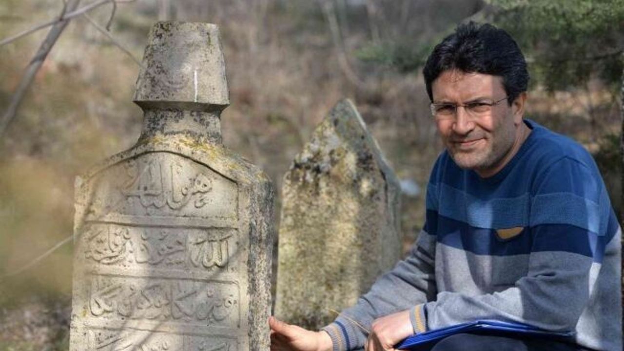 Osmanlı dönemine ait mezar taşlarındaki yazıtlar gün yüzüne çıkarılıyor
