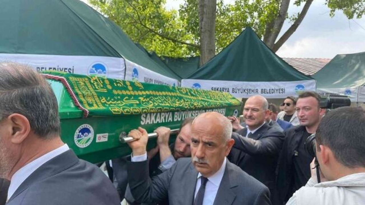 Bakanlar Soylu ve Kirişçi, otobüs kazasında hayatını kaybeden gencin cenazesine katıldı