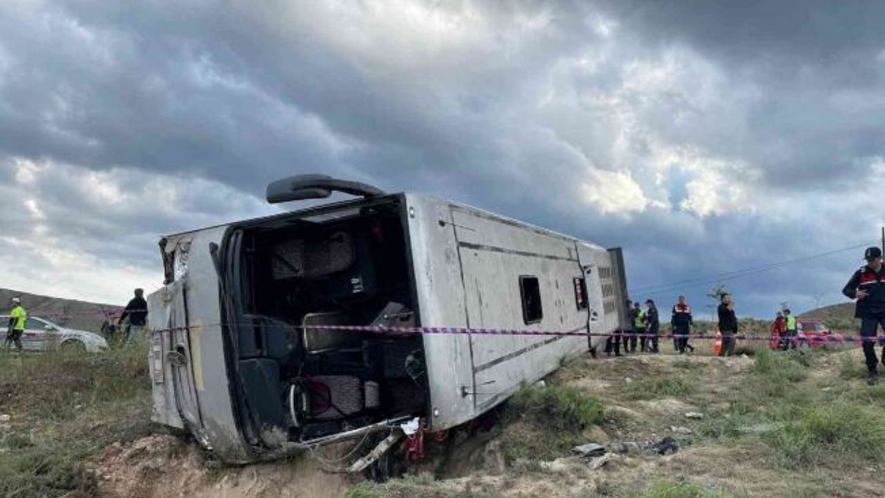 Çankırı’da fabrika işçilerini taşıyan otobüs devrildi: 3’ü ağır 18 yaralı