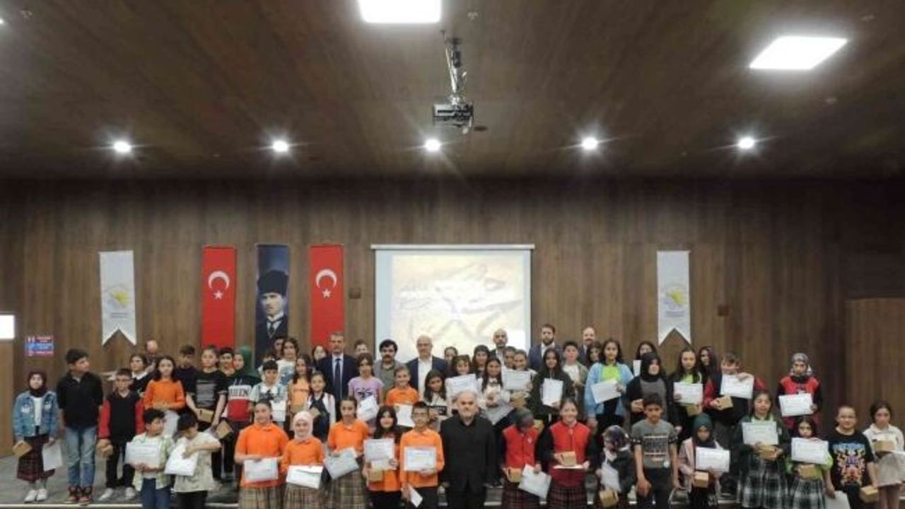 Emet’te “Ezbere 40 Hadis Okuma” yarışmasında dereceye giren öğrenciler ödüllendirildi