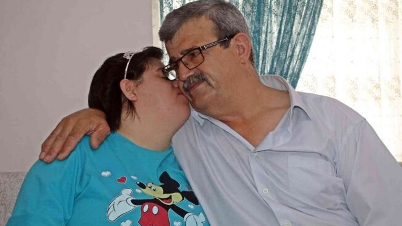 Koca yürekli baba, down sendromlu kızının düğün hayalini sokağı kapatarak gerçekleştirdi