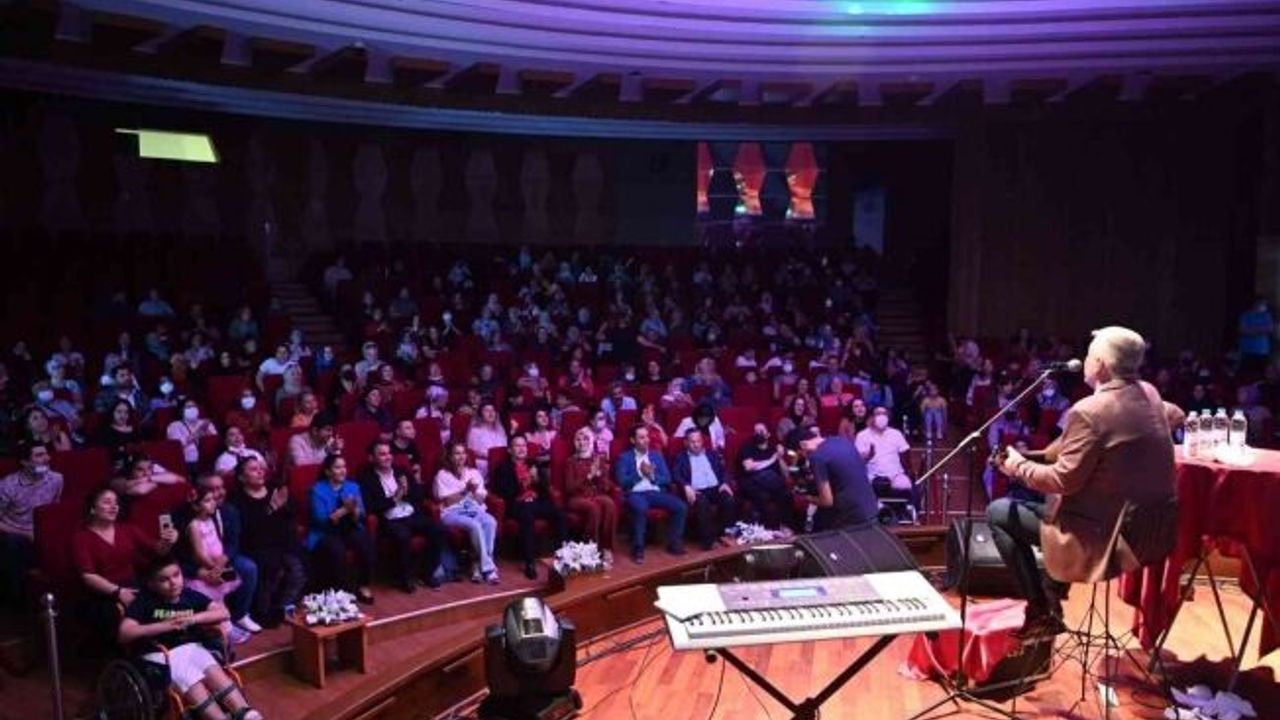 Tuzla’nın özel çocukları için Metin Şentürk sahne aldı