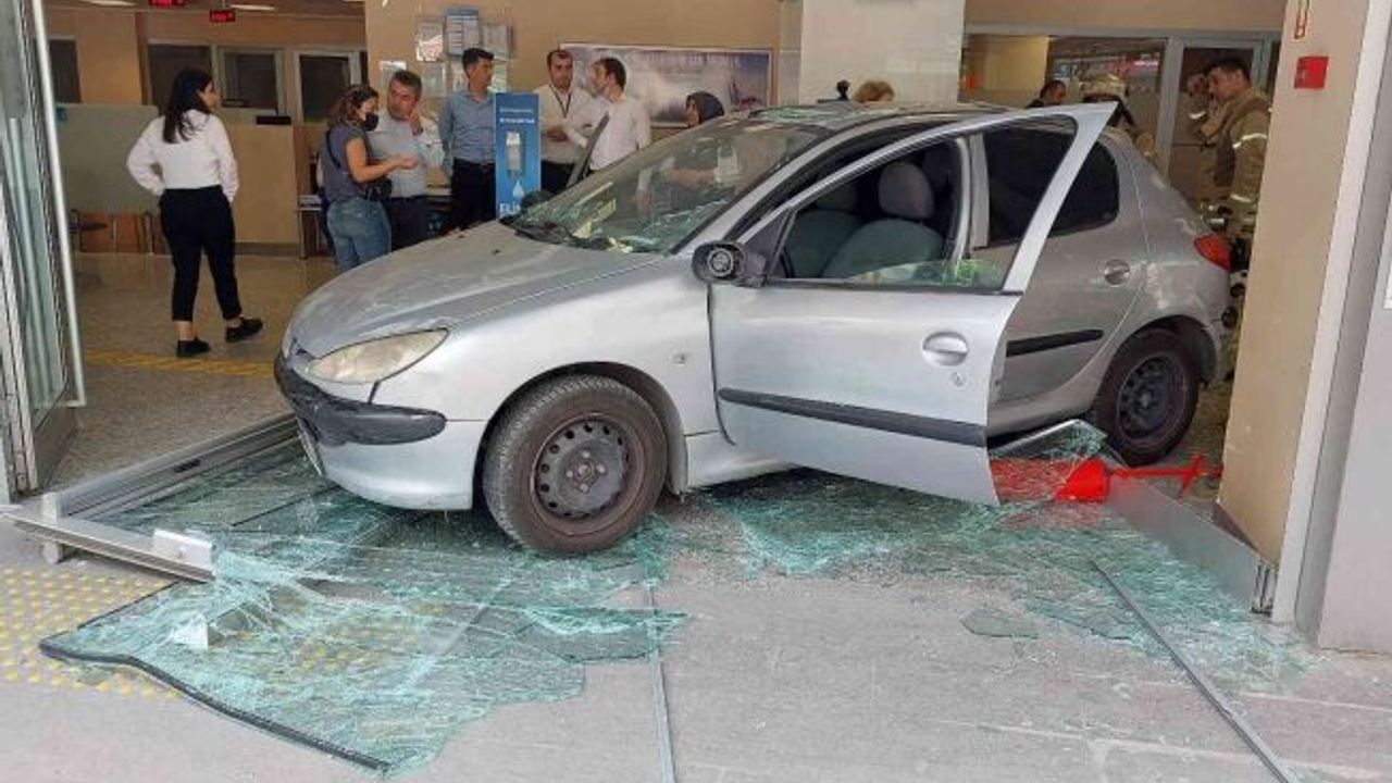 Bahçelievler’de geri geri giden otomobil bankaya daldı: 2 yaralı