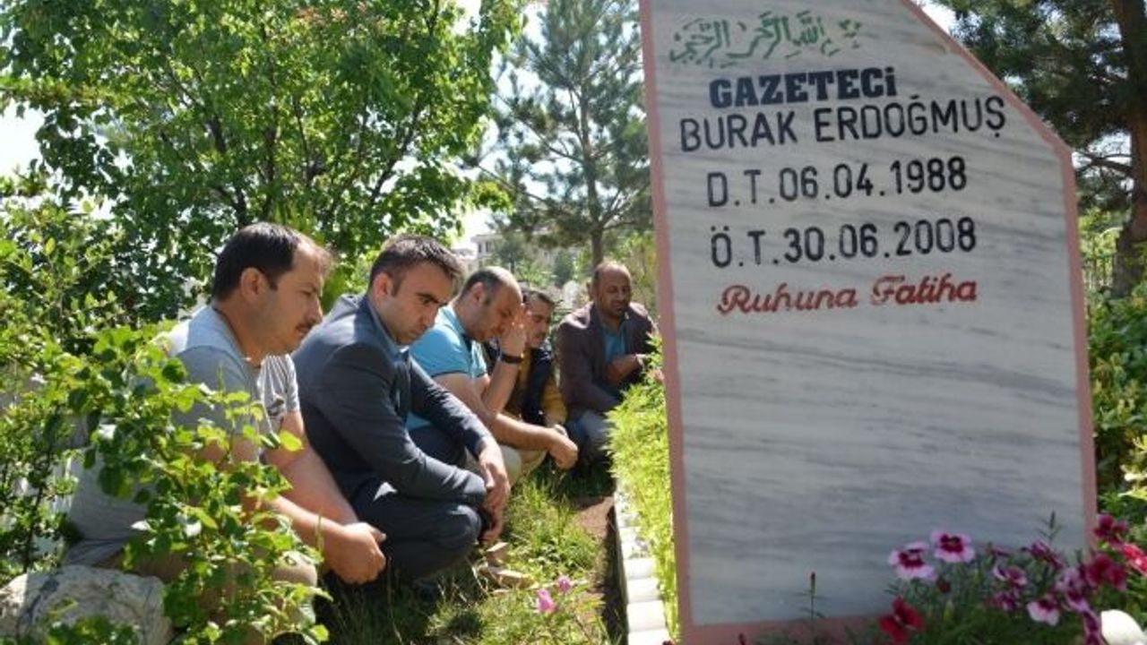 Gazeteci Erdoğdu vefatının 14. Yıl dönümünde mezarı başında anıldı
