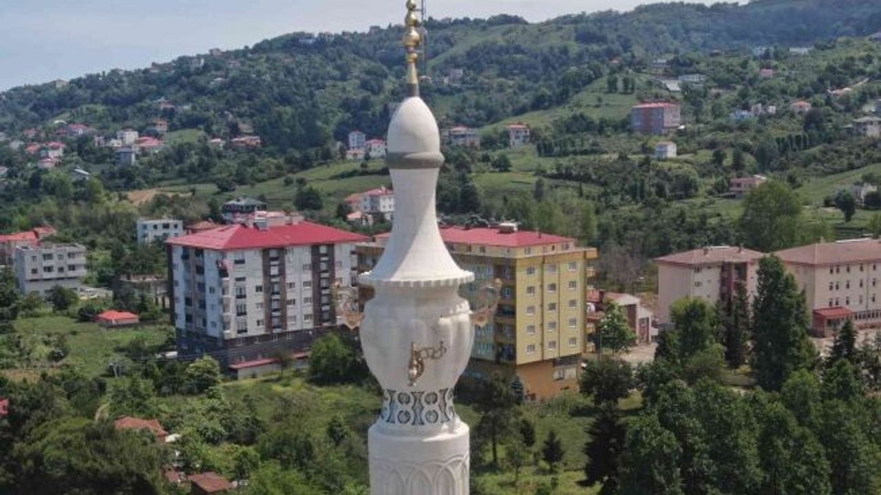 Hem mimarisiyle hem de minaresiyle ilgi çekiyor