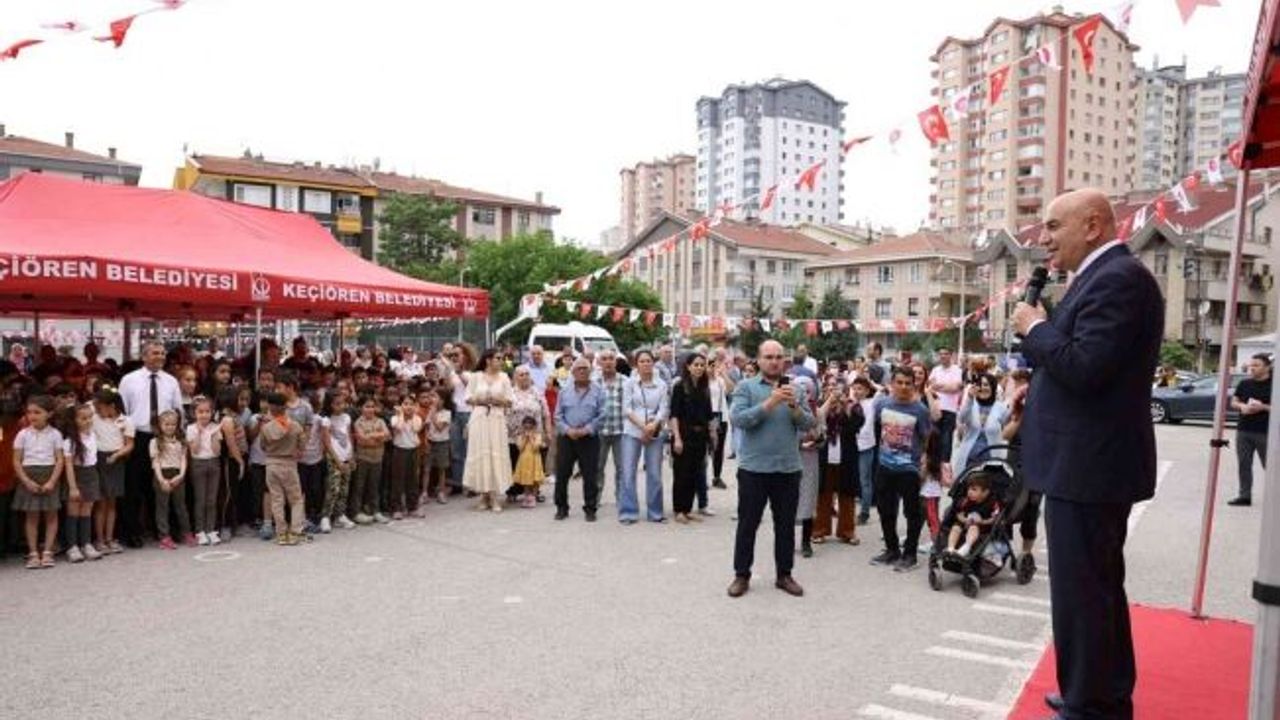 Keçiören Belediye Başkanı Altınok, Barışyolu İlkokulu’na halı saha müjdesi verdi