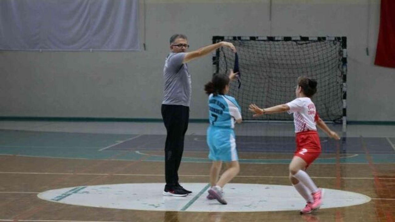 Manisa’da 10 bin öğrenci geleneksel mendil kapmaca oynadı