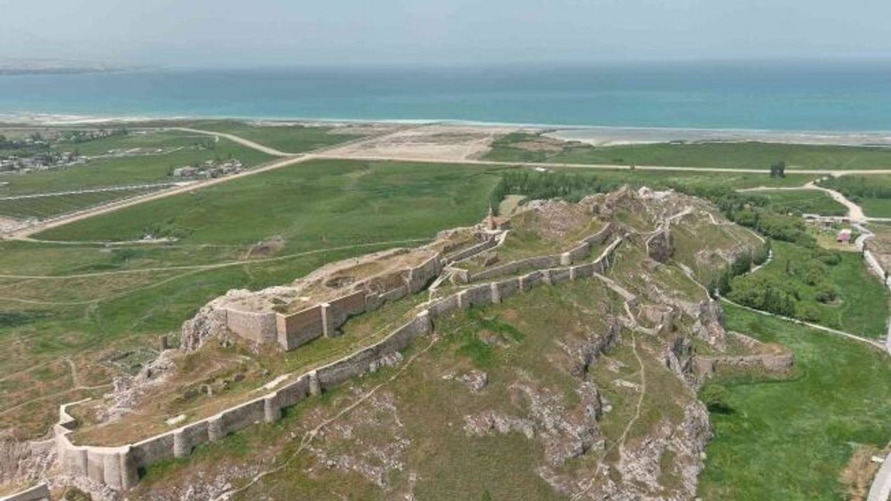Tarihi Van Kalesi’nin gökyüzünden görüntüsü Çin Seddi’ni andırıyor