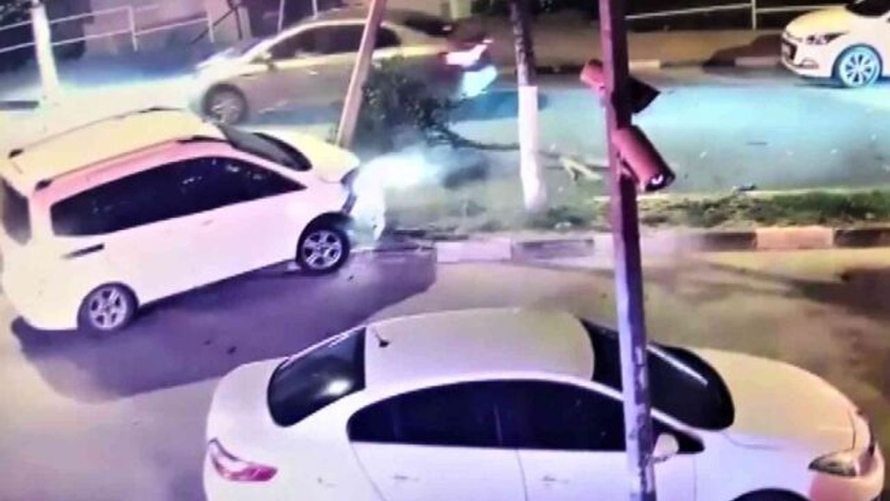 İki kişinin yaralandığı kaza anı güvenlik kamerasına yansıdı