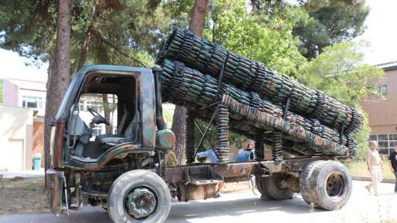 Atık malzeme ve hurda kamyondan ‘mobil askeri füze rampası’ yaptılar
