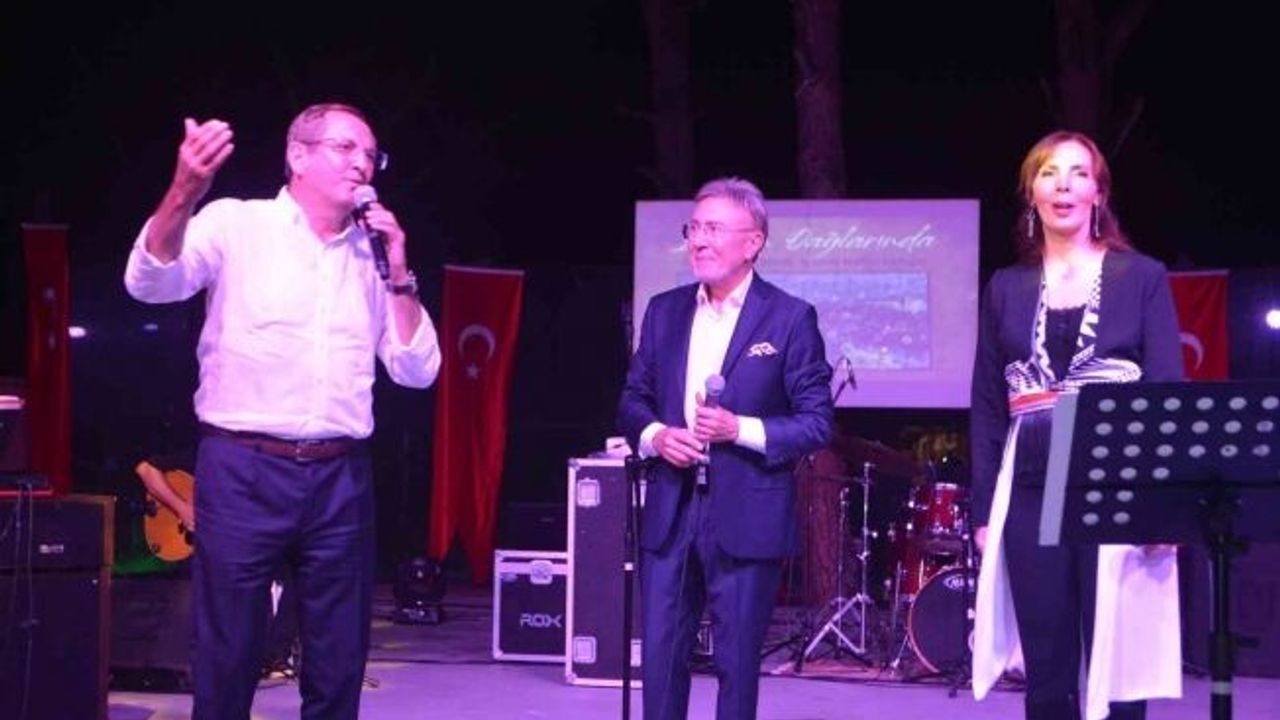 Ayvalık’ta Ali Kocatepe ve Aysun Kocatepe’den zafer konseri