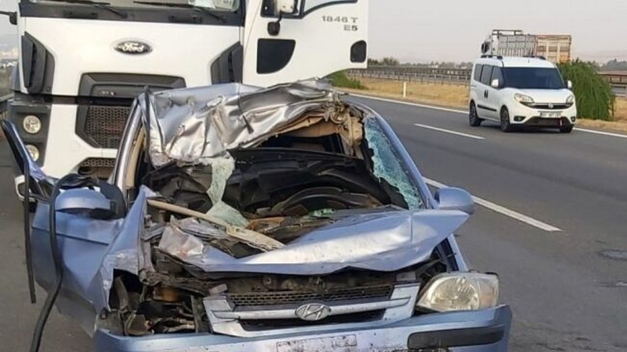 Otomobil tıra arkadan çarptı: 2 ölü, 2 yaralı