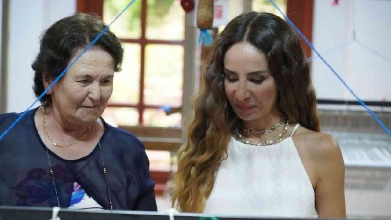 Şarkıcı Betül Demir tezgâh başına geçerek Bilecik Bezi dokudu