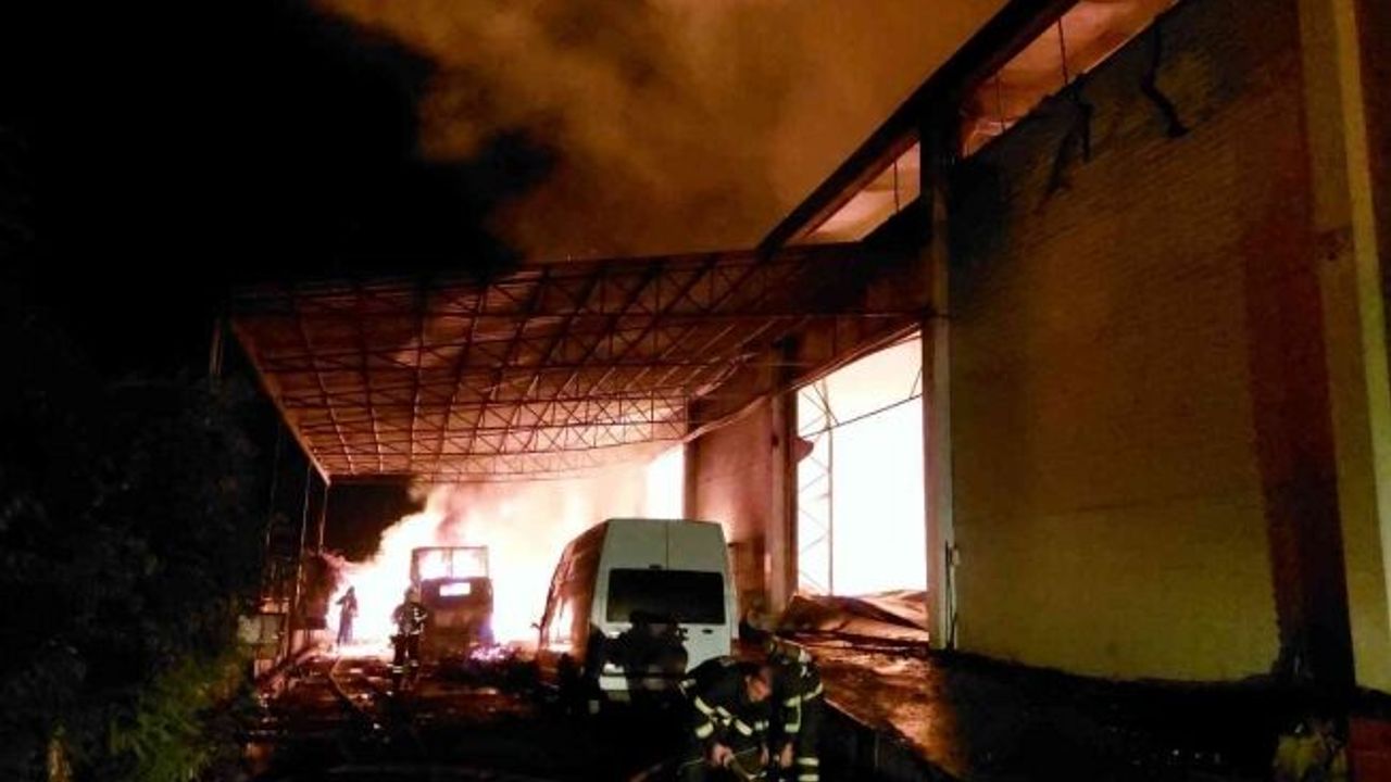 Toptancı sitesindeki kozmetik ve ıtriyat deposundaki yangın kontrol altına alındı