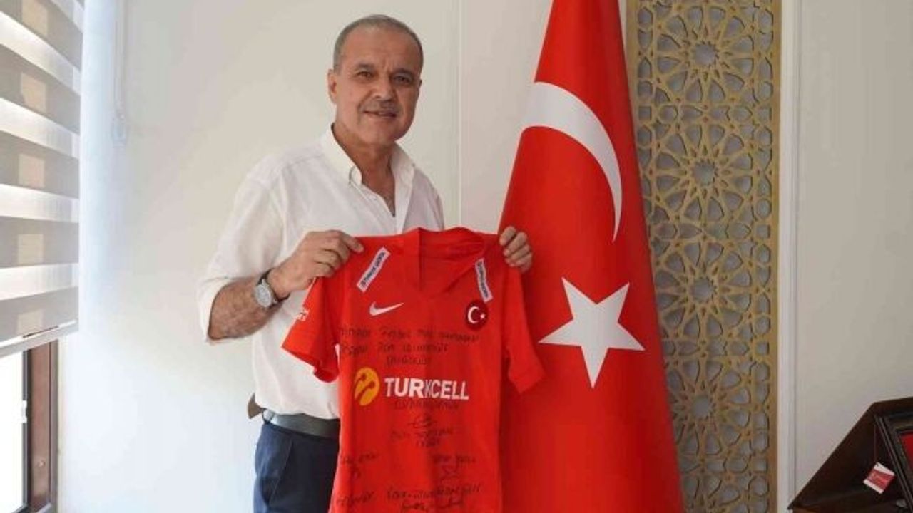 Ampute Futbol Milli Takımımı Teknik Direktörü Çakmak’tan Ortaca’ya milli hediye