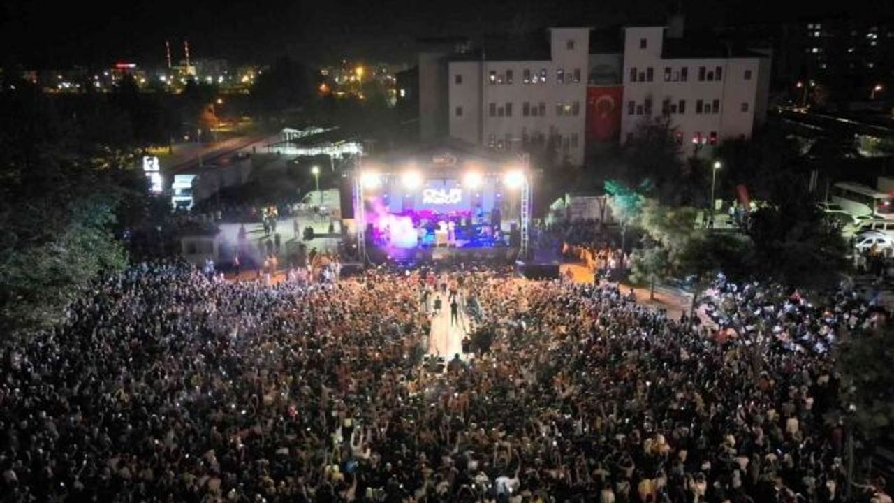 Çarşamba’da unutulmaz gece: Akülü araç teslimi ve Koray Avcı konseri