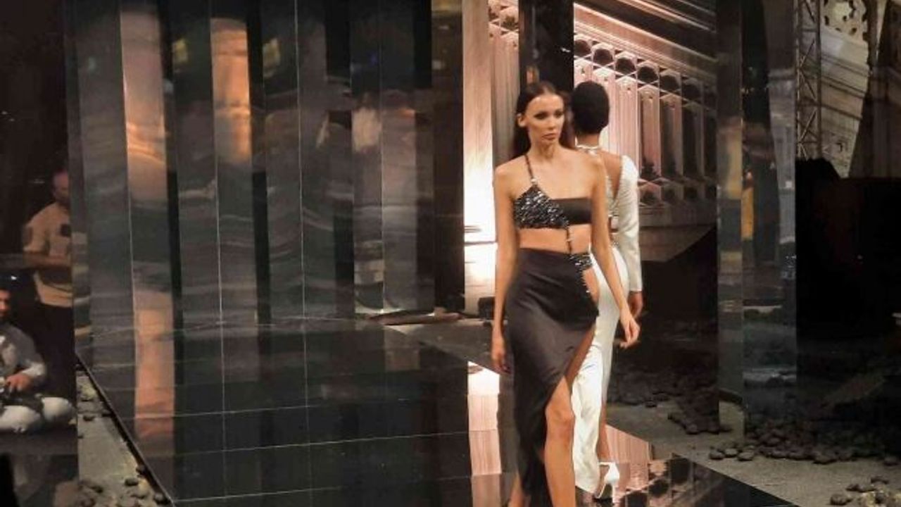 Ünlü modacı Cengiz Aktürk’ün Çırağan Sarayı’ndaki defilesi göz kamaştırdı