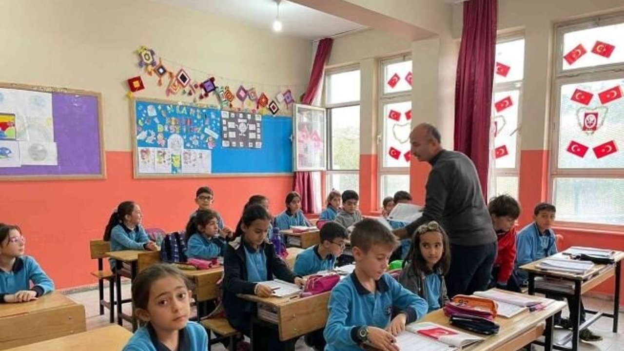 Öğretmen baba, müdür yardımcısı kızı ile aynı okulda görev yapıyor