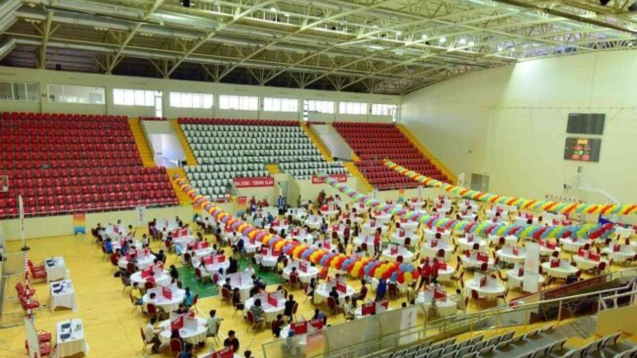 Osmaniye’de öğrenciler en iyi “Çevre Dostu Yük Gemisi” tasarlamak için ter döktü