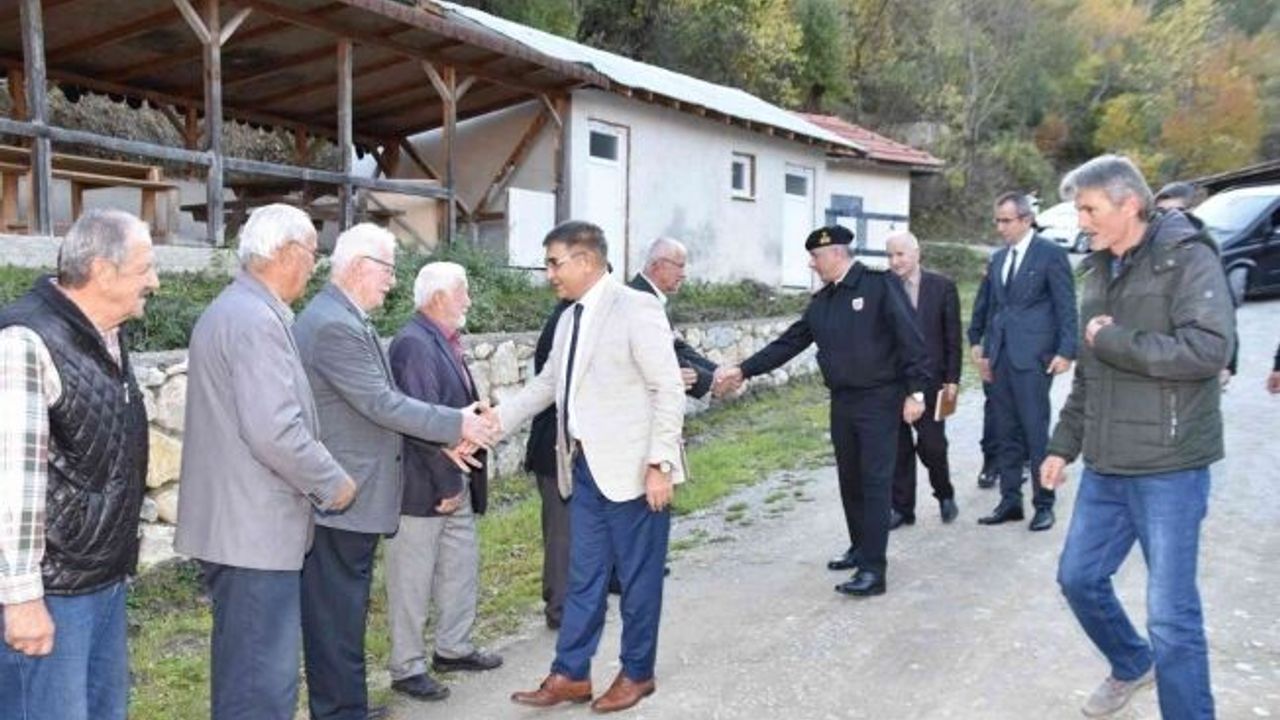 Vali Gürel, köylülerle bir araya gelmeye devam ediyor