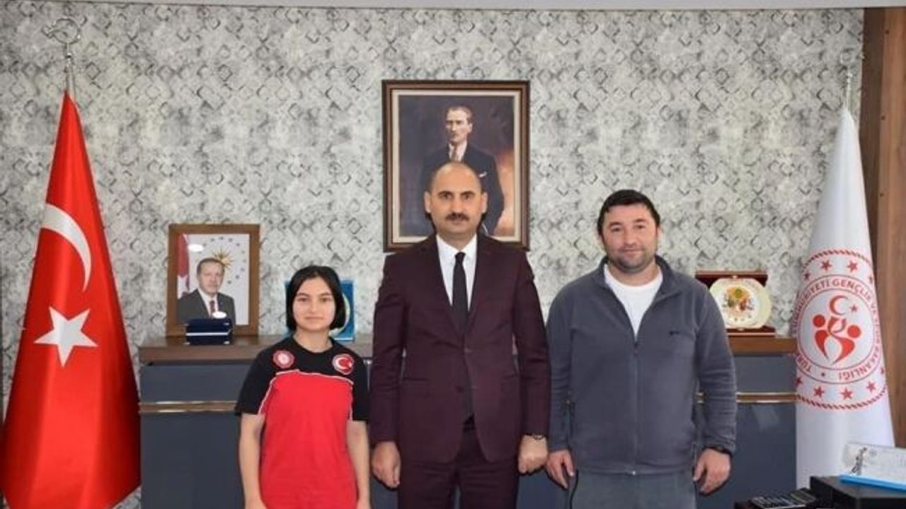 İl Müdürü Özdemir, Balkan üçüncü olan sporcuyu tebrik etti