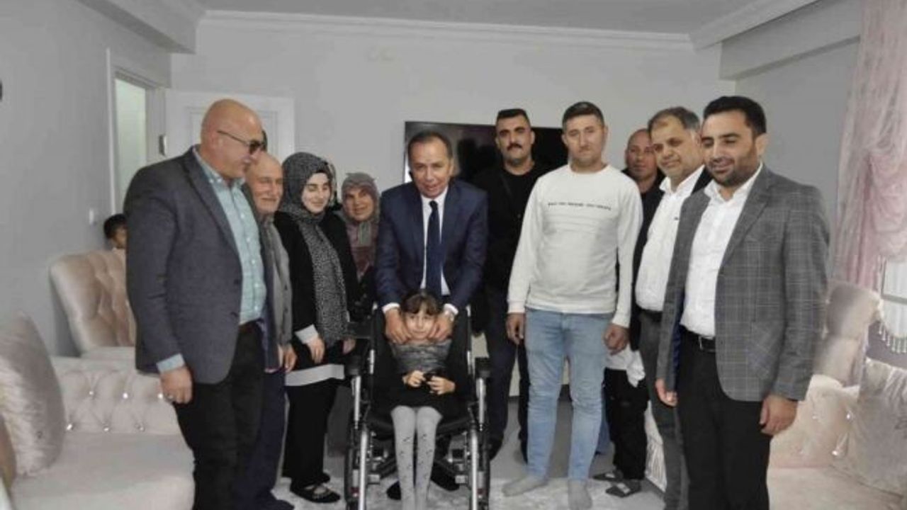 Milletvekili Ceylan duyarsız kalmadı, küçük Elif akülü sandalyesine kavuştu