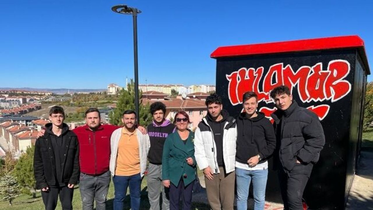 (ÖZEL) Mahalleyi güzelleştirmek için gençler ve muhtar güç birliği yaptı