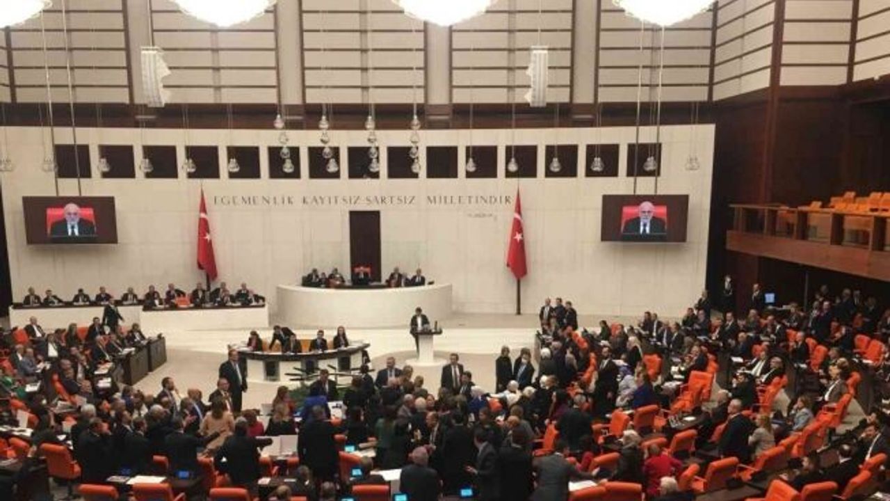 AK Parti’li ve CHP’li kadın milletvekilleri karşı karşıya geldi