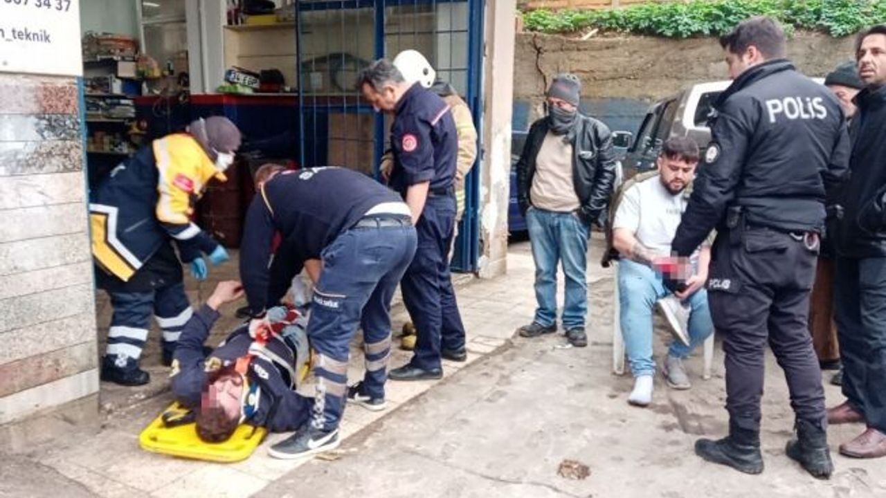 Kartal’da sürücüsünün hakimiyetini kaybettiği kamyonet binaya çarptı: 2 yaralı