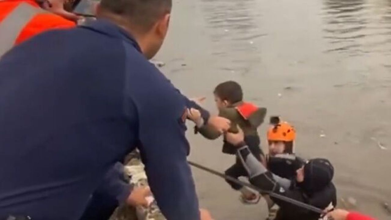 Meles Çayı’na düşen araçtaki 5 kişiyi Sahil Güvenlik kurtardı