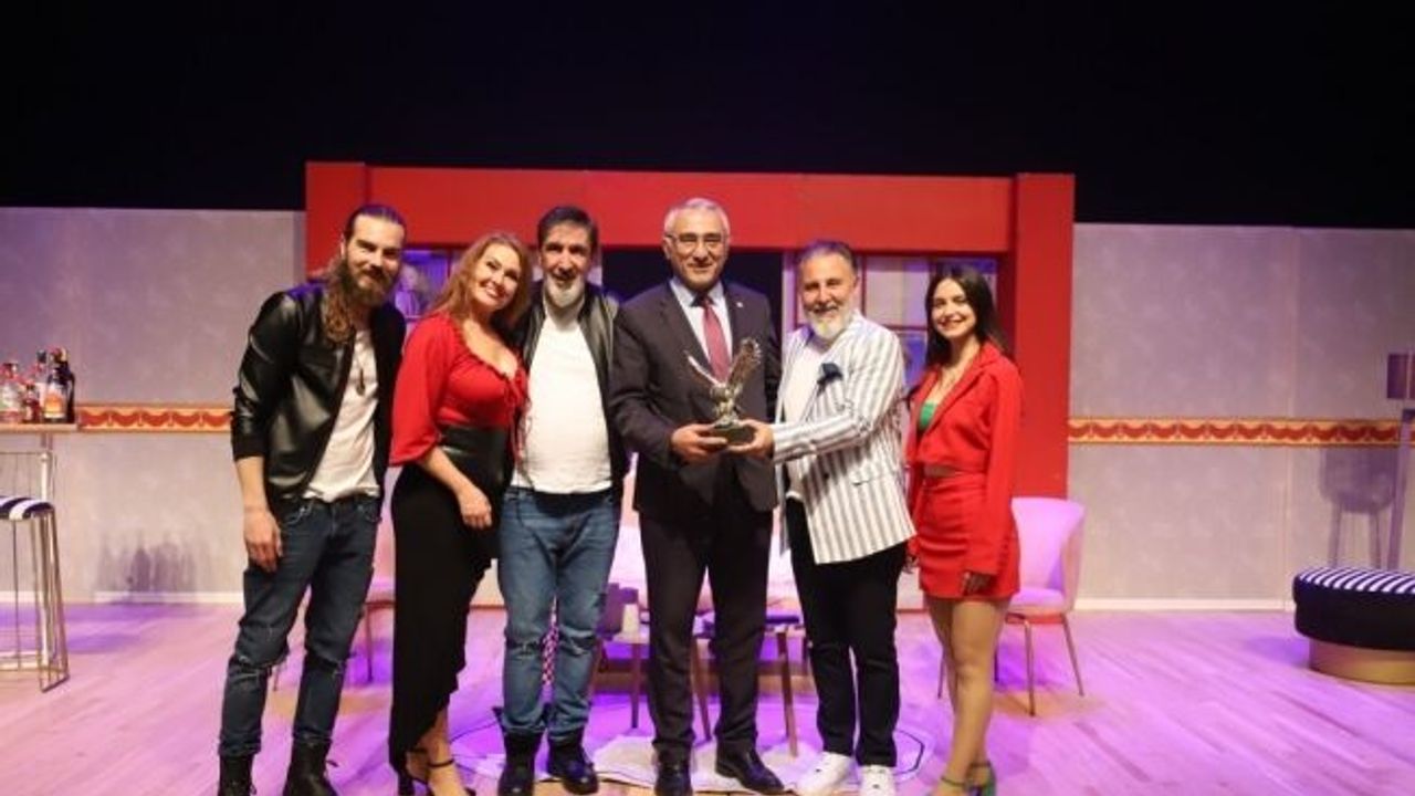 Oyuncu Cem Özer, ‘Çılgın Zamanlar’ tiyatro oyunuyla Kartallı izleyiciler ile buluştu