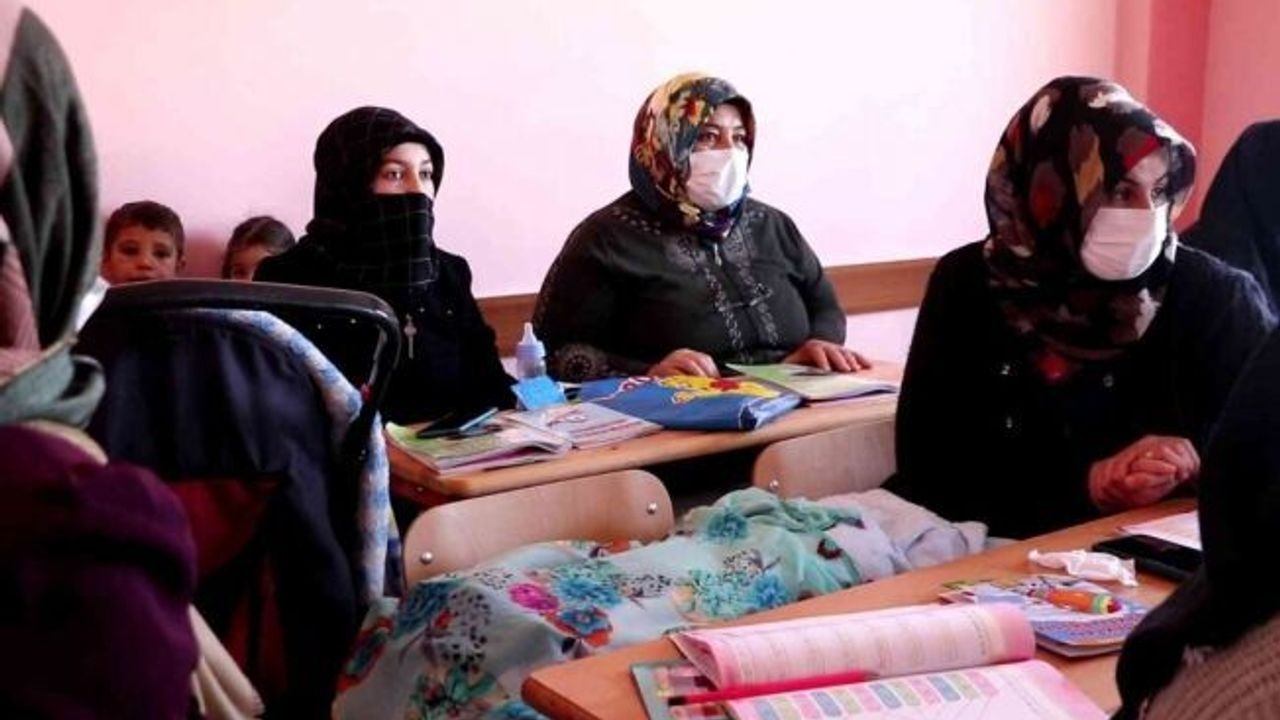 Atıl durumdaki bina köy yaşam merkezi oldu, köylü kadınlar çocuklarıyla kursa geldi