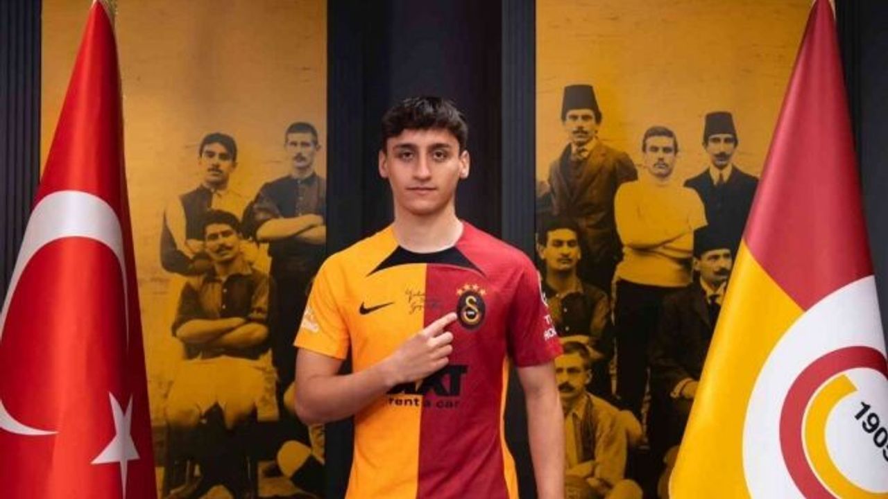 Galatasaray, genç futbolcu Emirhan Kayar ile sözleşme imzaladı