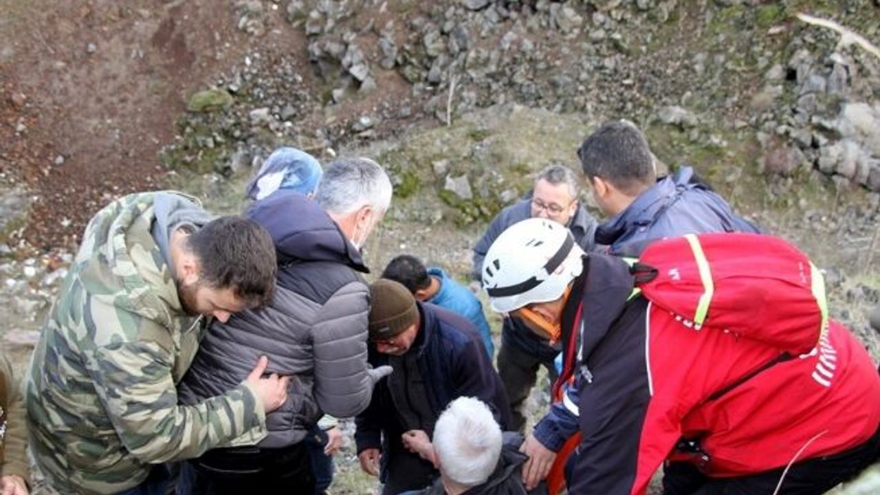 Kaybolan alzheimer hastası emekli öğretmeni avcı genç buldu