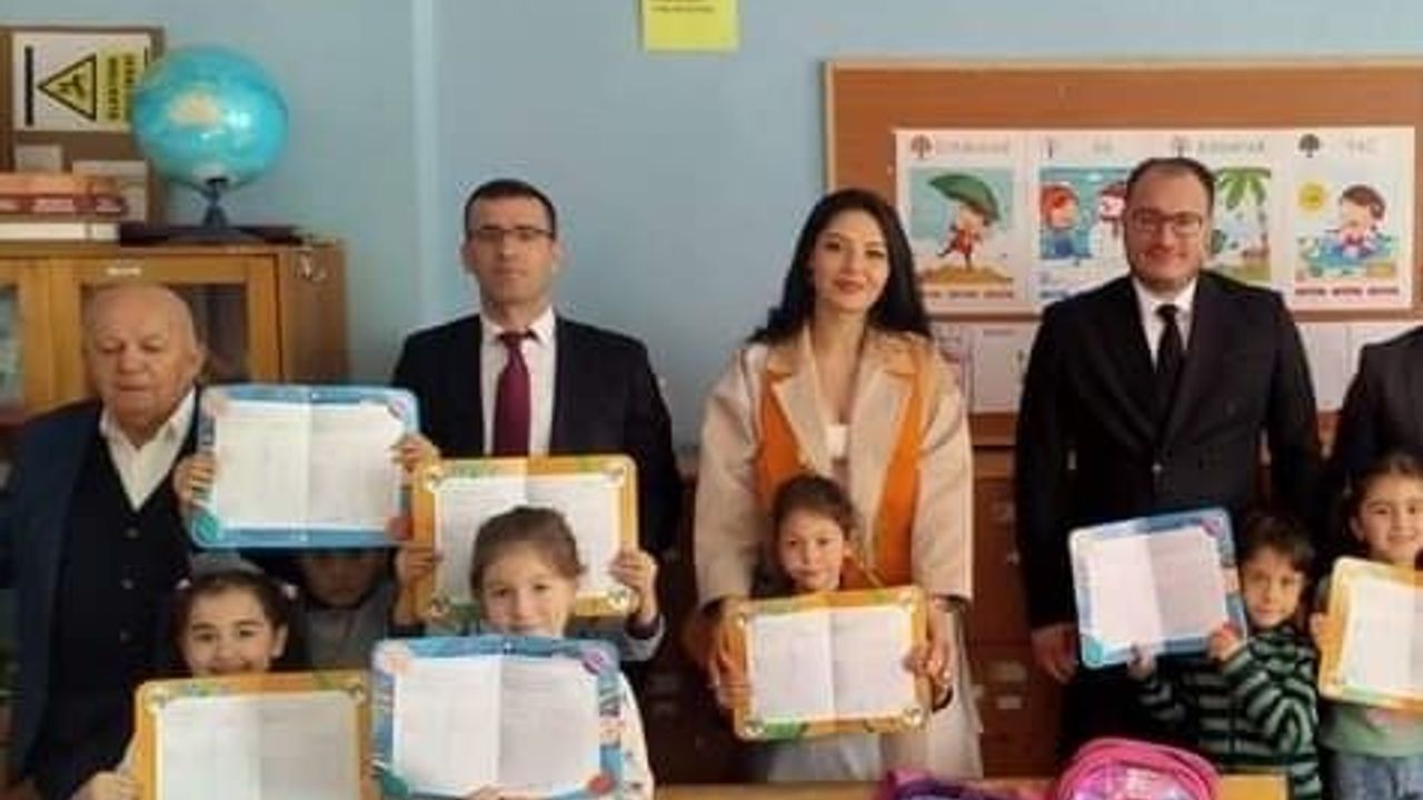 Kaymakam Arıkan Hayırsever Gümüşlü ile birlikte karne dağıttı