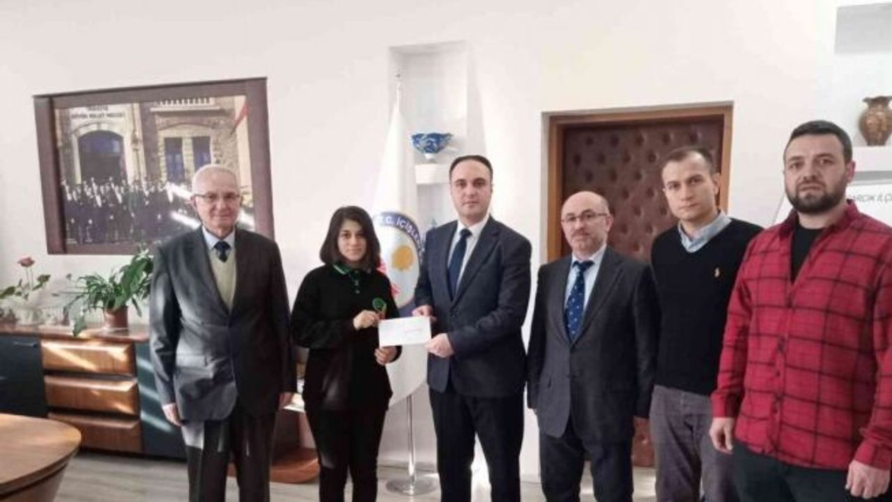 Kaymakam Tosun, kompozisyon yarışması il birincisi öğrenciyi ödüllendirdi