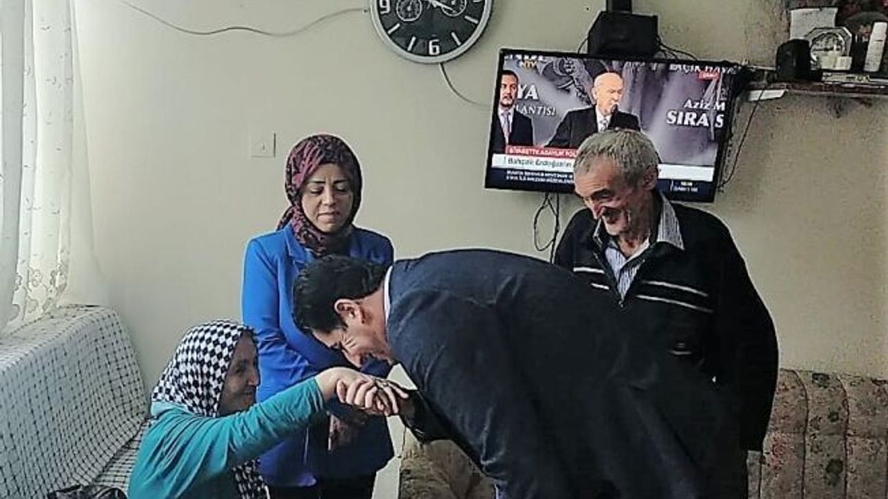 Yağışa aldırmayan yaşlı adam, engelli eşini tekerlekli sandalyeyle Cumhurbaşkanı’na götürdü