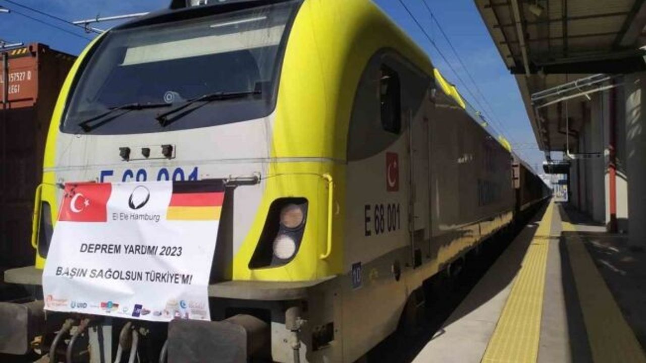 Almanya’dan yola çıkan 400 tonluk malzeme taşıyan yardım treni Halkalı Tren Garı’na geldi
