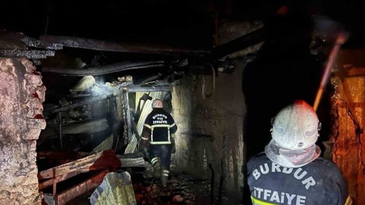 Burdur’da çıkan yangında ev, samanlık ve ahır kullanılamaz hale geldi