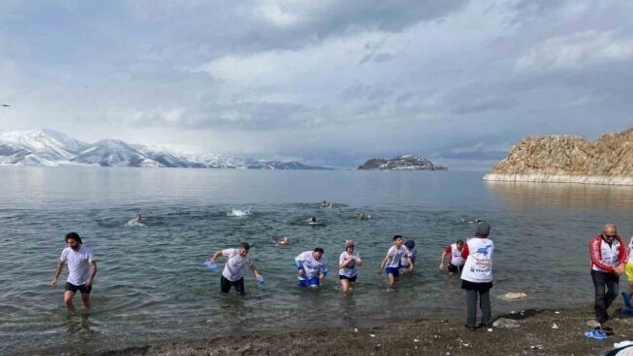 Eksi 5 derecede Van Gölü’nün serin sularına girdiler