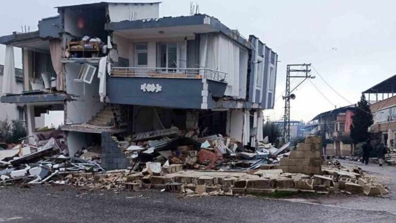 Enkaz altında 16 saat mahsur kalan vatandaş o anları anlattı