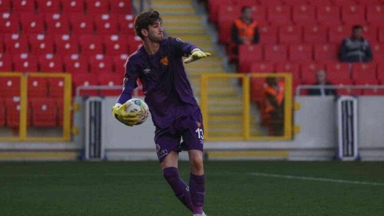 Göztepe’nin 2002 doğumlu kalecisi Arda Özçimen güven veriyor
