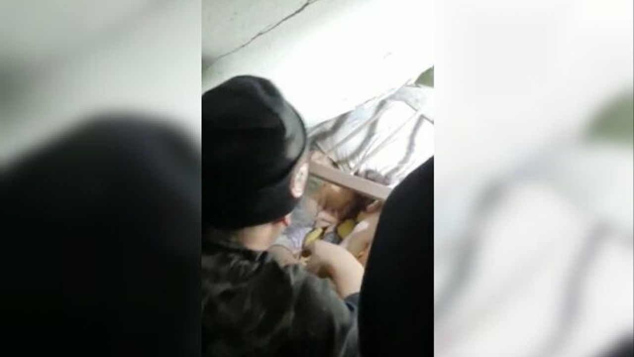 Hatay’da 78 yaşındaki kadın enkaz altından böyle çıkarıldı