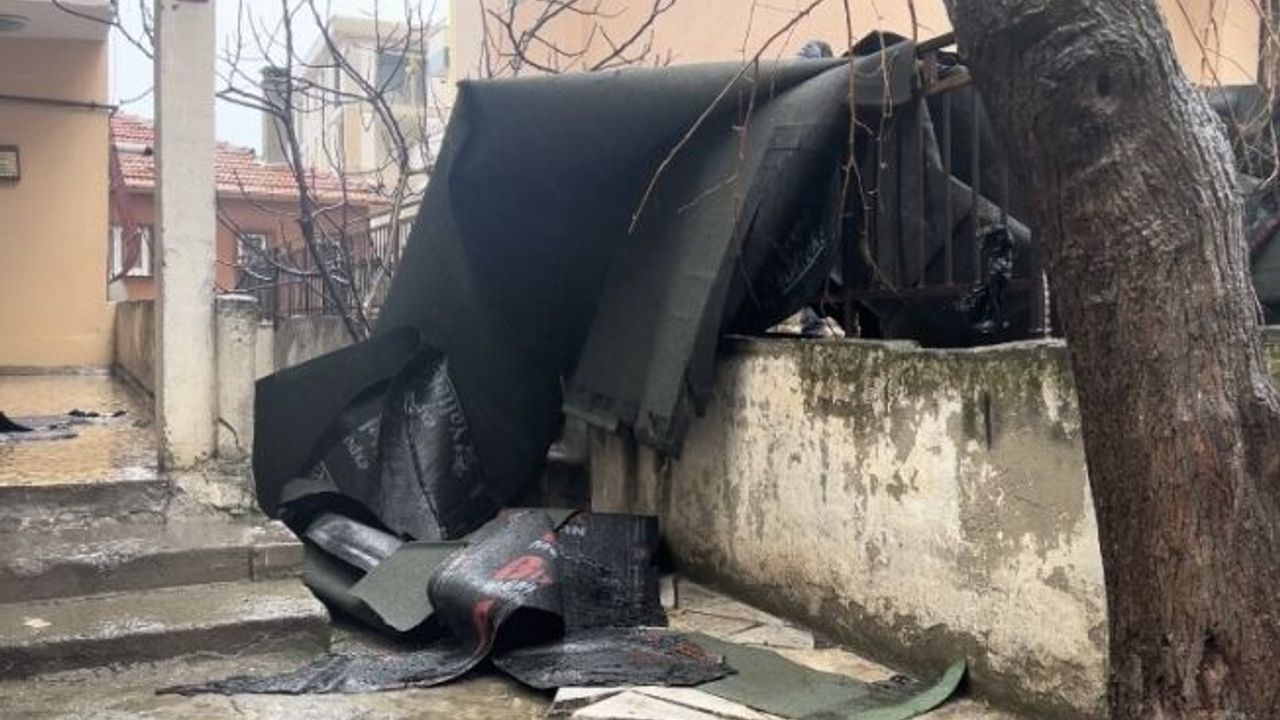 Maltepe’de fırtına nedeniyle çatıdaki izolasyon malzemesi sokağa düştü